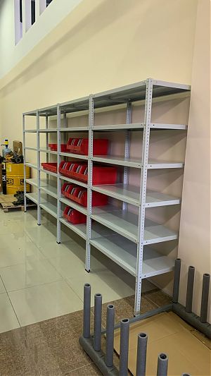 Установлен стеллаж МС с пластиковыми ящиками